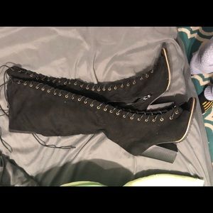 Strapy he black boots